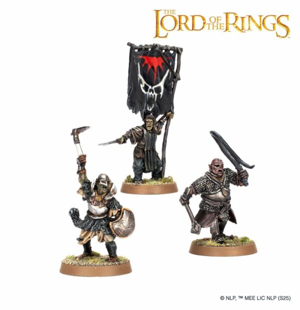 Cette boîte contient des Mordor Orc Commanders , des figurines en métal dont un Orc Captain, un porte-bannière, et un Taskmaster avec son fouet