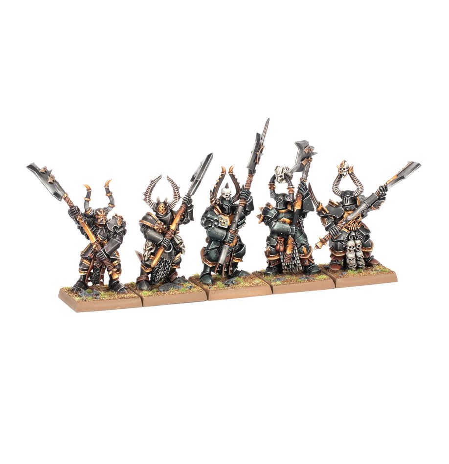 Old World Warriors of Chaos : Guerriers du Chaos Élus est l'une des unités emblématiques des armées de guerriers du Chaos pour le jeu Warhammer Old World de Games Workshop