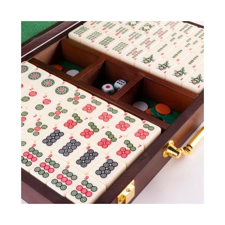 Jeu de Mah Jongg le plus célèbre jeu de dominos chinois. Les chiffres arabes sont indiquées sur les pièces, en plus des symboles classiques.