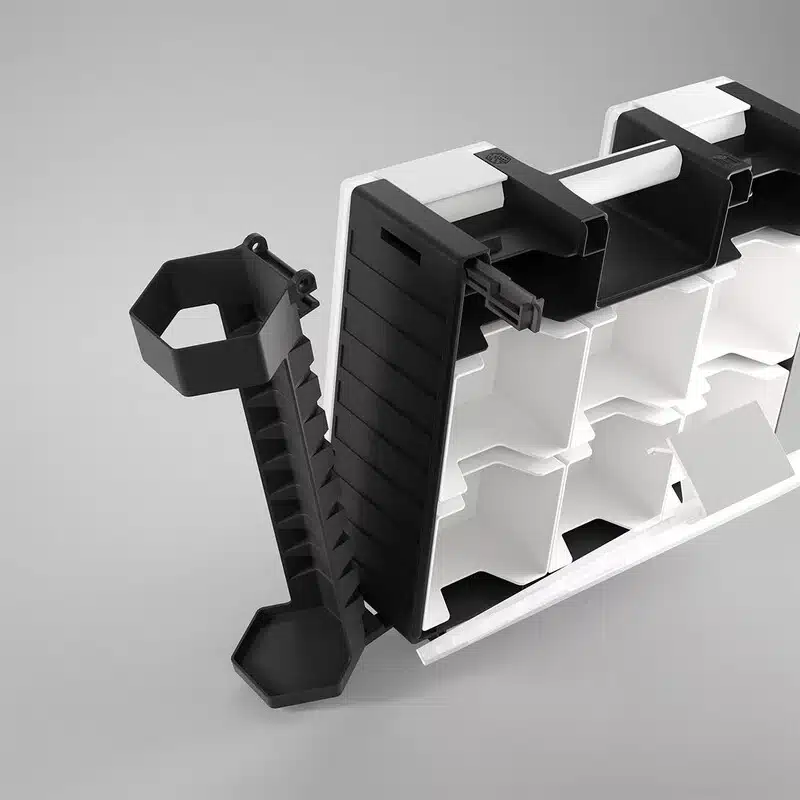 Découvrez le Game Castle Tube Holder Black, un ajout pour le Game Castle qui vous permet de prendre un Playmat Tube