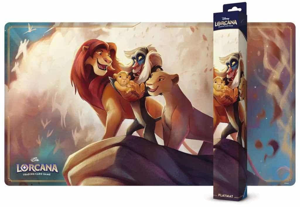 Disney Lorcana : Chapitre 13 : Tapis de jeu Le Roi Lion est un magnifique playmat à collectionner ou pour jouer à Lorcana TCG