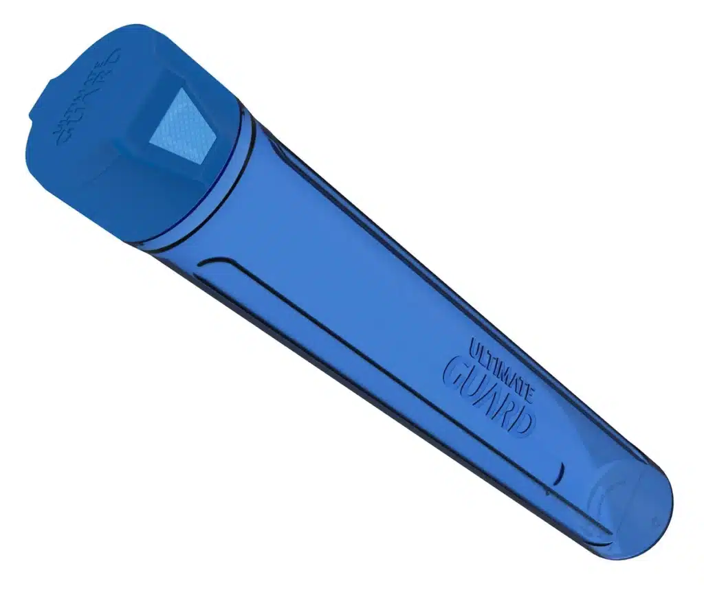 Découvrez le Ultimate Guard MatPod Blue, un tube de rangement pour playmat parfait pour ranger et protéger en toute sécurité vos playmat