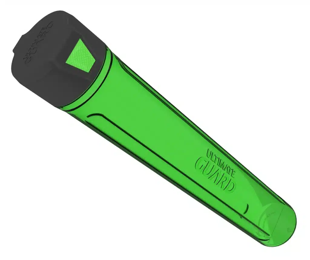 Découvrez le Ultimate Guard MatPod Green, un tube de rangement pour playmat parfait pour ranger et protéger en toute sécurité vos playmat