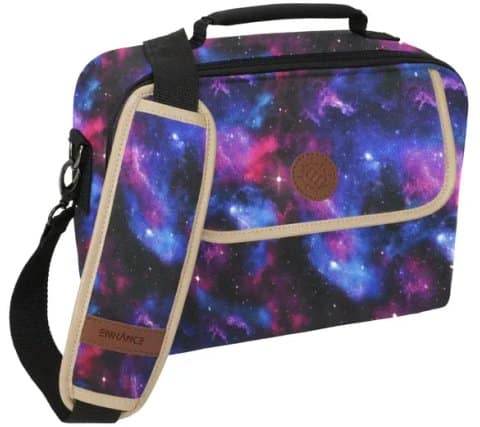 ENHANCE – MTG Compact Bag Designer Edition est une solution de transport parfait pour vos decks de différent TCG en toute sécurité