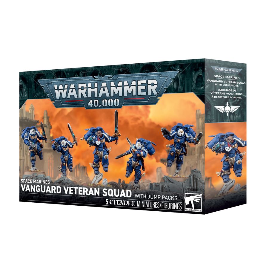 Les Space Marines : Vanguard Veteran Squad With Jump Packs, une unité d’élite de cinq guerriers avec boucliers de combat, épées et haches énergétiques.