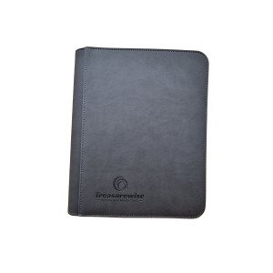 Découvrez le TreasureWise Mini Zip classeur Toploader 4 pockets, un classeur parfait pour ranger vos cartes avec toploader