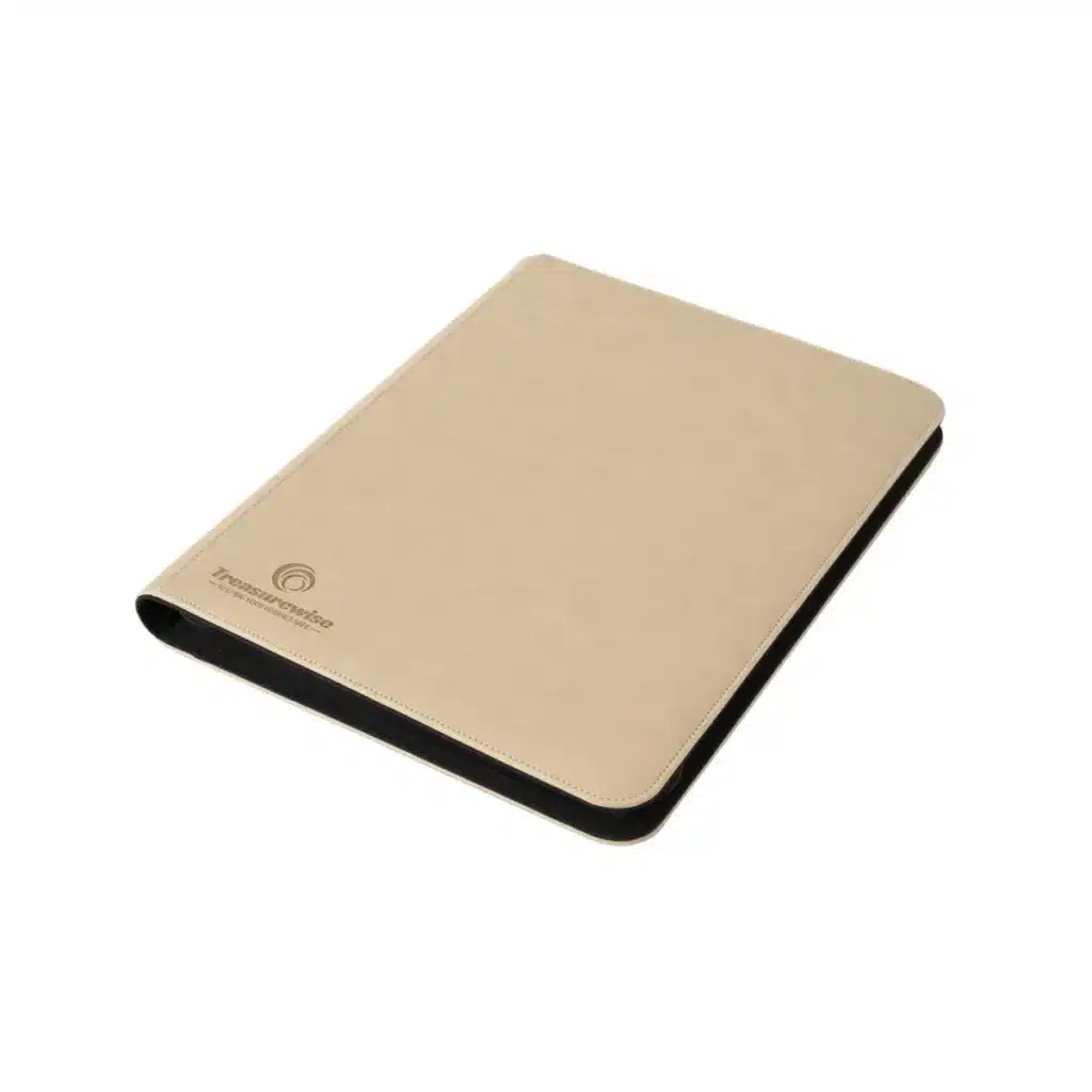 Découvrez le TreasureWise Zip classeur Toploader 9 pockets Sable, un classeur parfait pour ranger vos cartes avec toploader